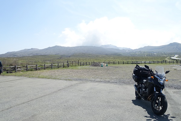 阿蘇火口を背景にバイク