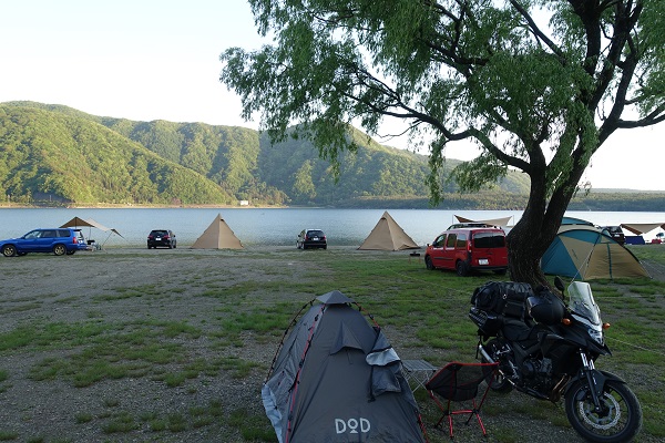 西湖自由キャンプ場にテントを張った