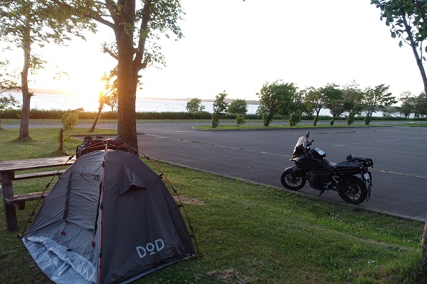 予約不要 湖畔と最高の夕日 クッチャロ湖畔キャンプ場 の料金は バイクに乗るクマ物語