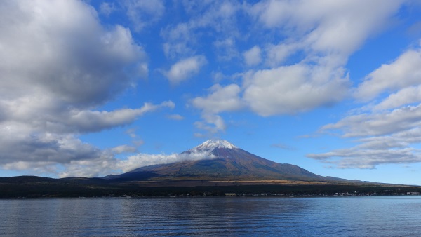 山中湖から10月の富士山を眺めた