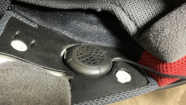 ヘルメット内装に収めるだけ