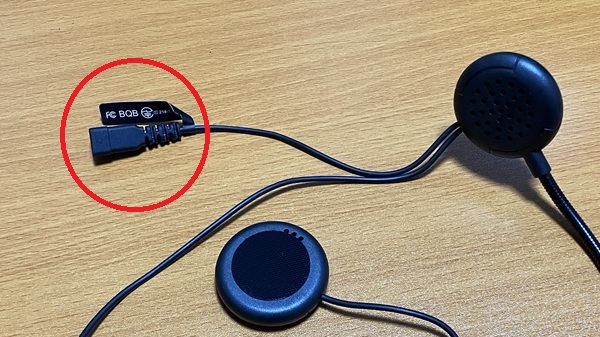 スピーカー付近から延びる充電口