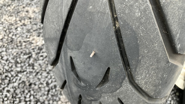 小さい釘が刺さっていた