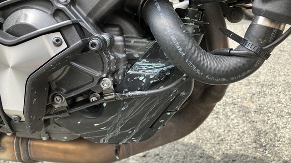 車体右下部に垂れる緑色の液体